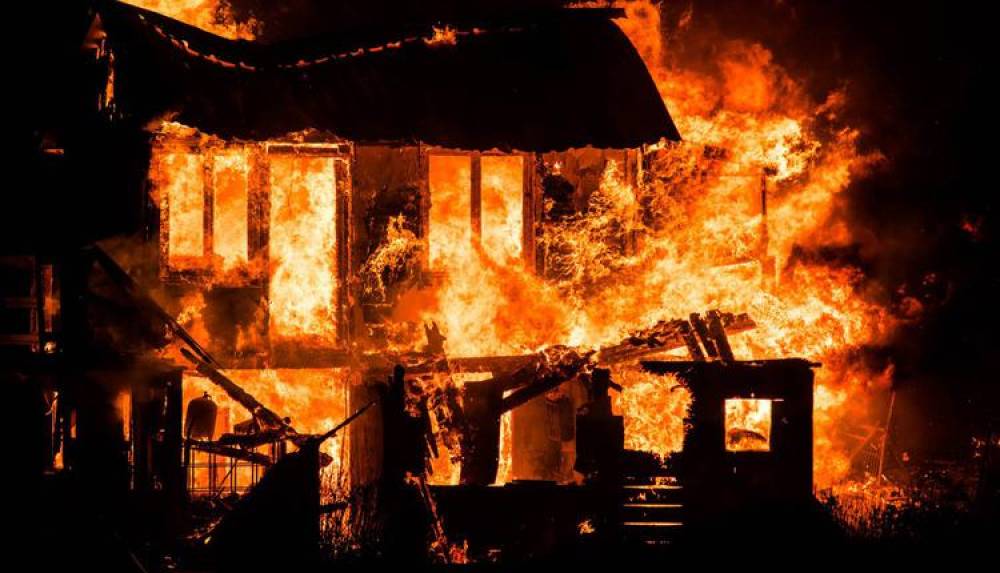 鹿児島のメガソーラー発電所で火災、倉庫１棟全焼