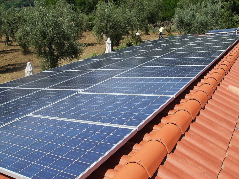 太陽の力で未来を照らす：株式会社I-S3の屋根置き太陽光発電システムの革新