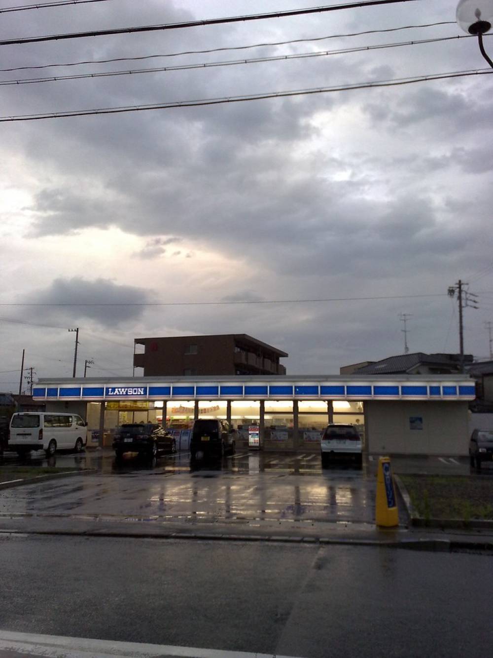 ローソンとKDDI、群馬県で複数店舗間の再エネ電力融通を実証 コンビニ業界で初の取り組み